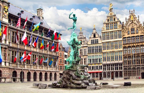 Antwerpener Rathaus in Antwerpen  &ndash; &copy; olga demchishina - stock.adobe.com