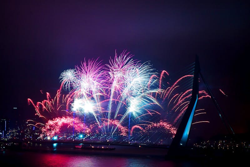 Feuerwerk an der Erasmus-Brücke in Rotterdam - ©©Giuseppe Moscarda - stock.adobe.com