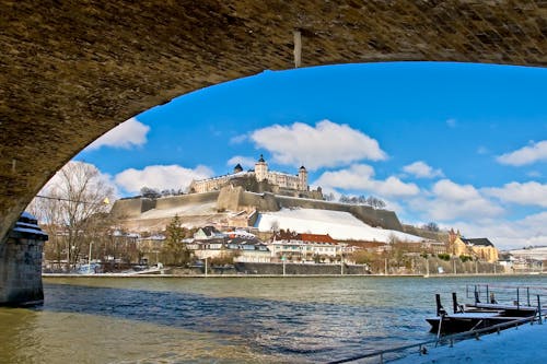 Festung Würzburg - Blick durch den Torbogen über den Main &ndash; &copy; Norbert Suessenguth - stock.adobe.com