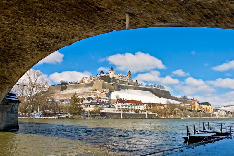 Festung Würzburg - Blick durch den Torbogen über den Main - ©Norbert Suessenguth - stock.adobe.com