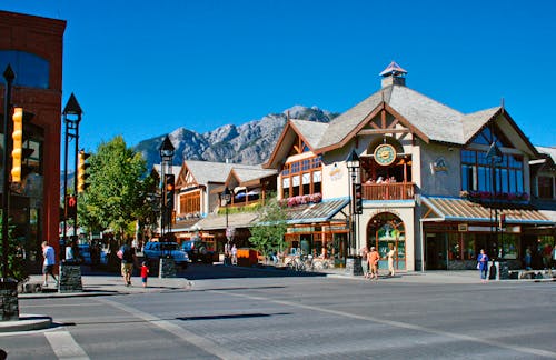 Banff Avenue &ndash; &copy; Eberhardt TRAVEL