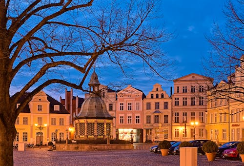 Marktplatz in Wismar &ndash; &copy; motorradcbr - stock.adobe.com
