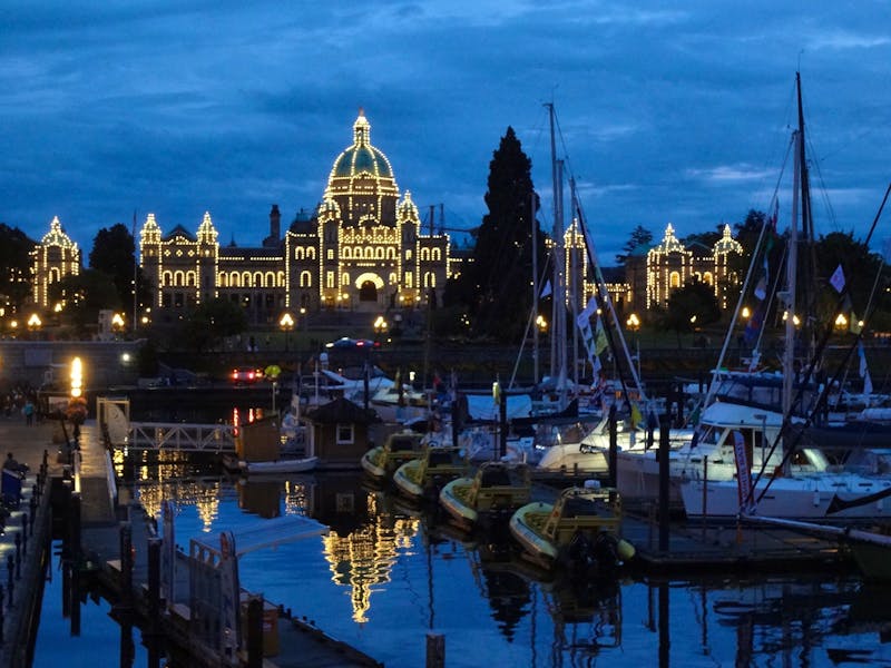 Victoria und sein Parlamentsgebäude am Abend - ©Eberhardt TRAVEL