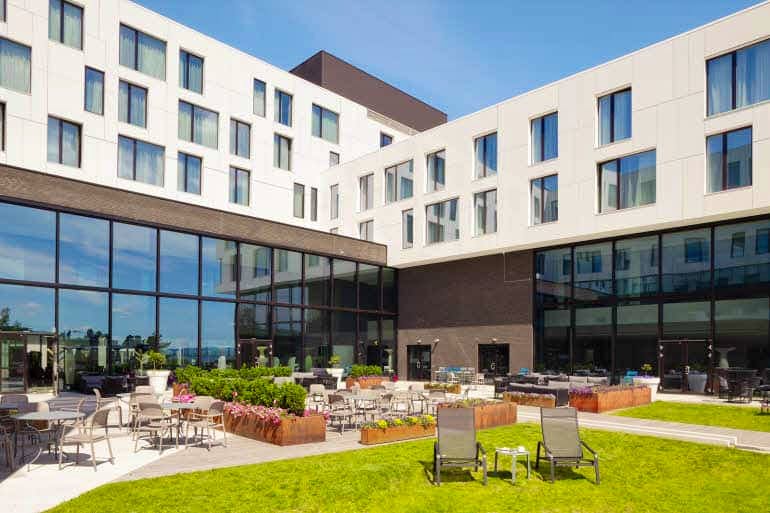 Außenansicht mit Terrasse &nbsp;&ndash;&nbsp;&copy;&nbsp;Scandic Fornebu