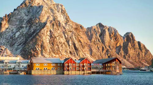 Fassade vom Meer aus – © Scandic Svolvær