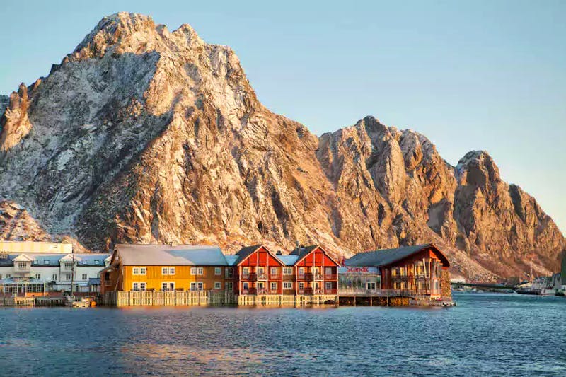 Fassade vom Meer aus  - ©Scandic Svolvær