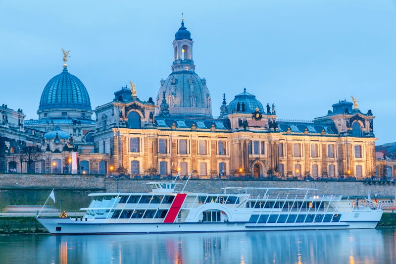Dresden - Ausflugsschiff auf der Elbe vor der Brühlschen Terrasse - ©©pillerss - stock.adobe.com