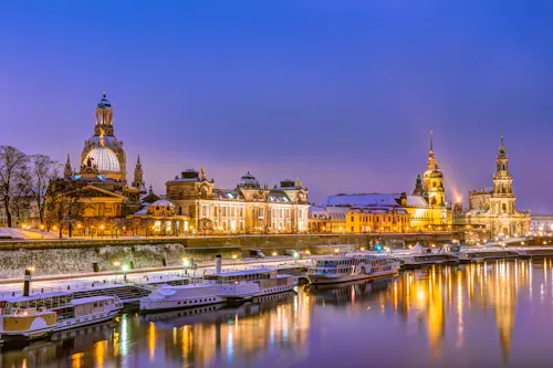 Historische Altstadt von Dresden mit Schnee bedeckt am Abend zur Winterzeit &ndash; &copy; ©mije shots - stock.adobe.com