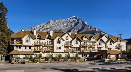 Rundlestone Lodge Banff – © Canadian Travel Partners