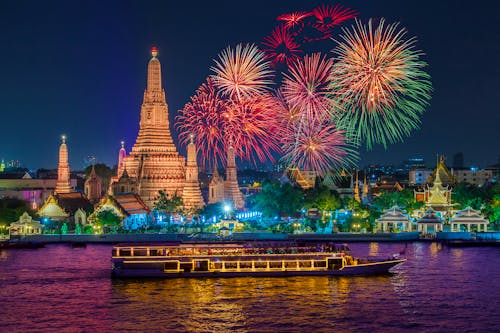 Thailand, Bangkok City – Wat arun und cruise ship bei Nacht mit Feuerwerk  &ndash; &copy; Miki Studio - stock.adobe.com