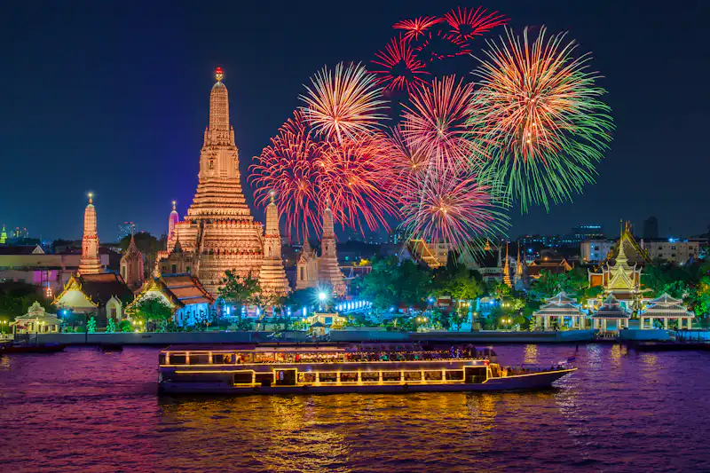 Thailand, Bangkok City – Wat arun und cruise ship bei Nacht mit Feuerwerk &ndash; © Miki Studio - stock.adobe.com
