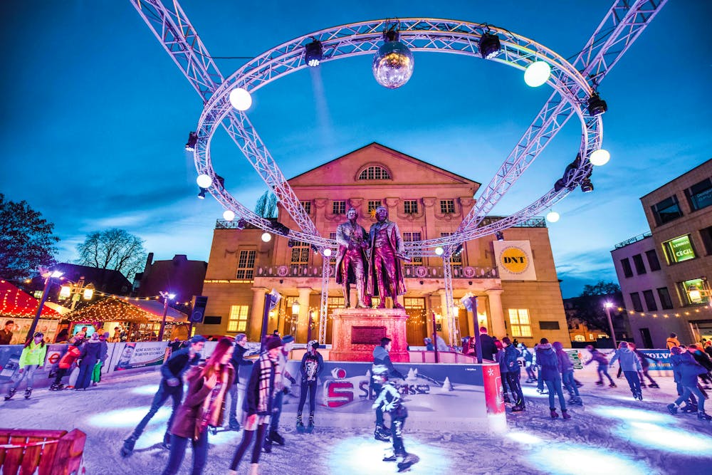 Weimar – Marktplatz mit Eisbahn im Winter &ndash; &copy; Maik Schuck - weimar GmbH