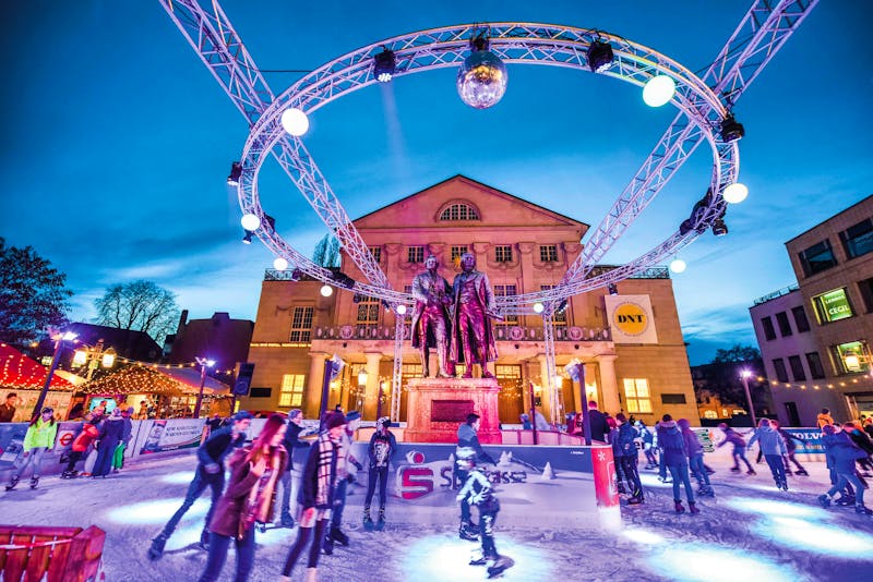Weimar – Marktplatz mit Eisbahn im Winter – © Maik Schuck - weimar GmbH