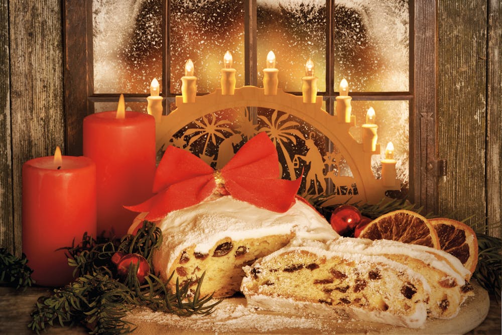 Weihnachtsstollen mit Schwibbogen &ndash; &copy; Photo-SD - Fotolia