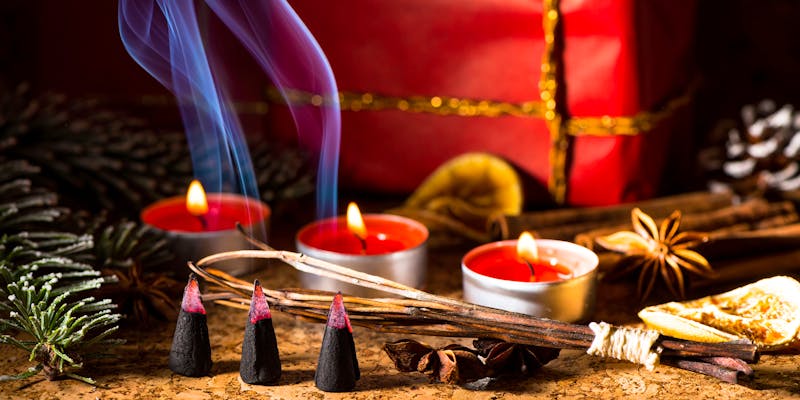 Weihnachtsstimmung mit Räucherkerzen - ©©foto_tech - stock.adobe.com