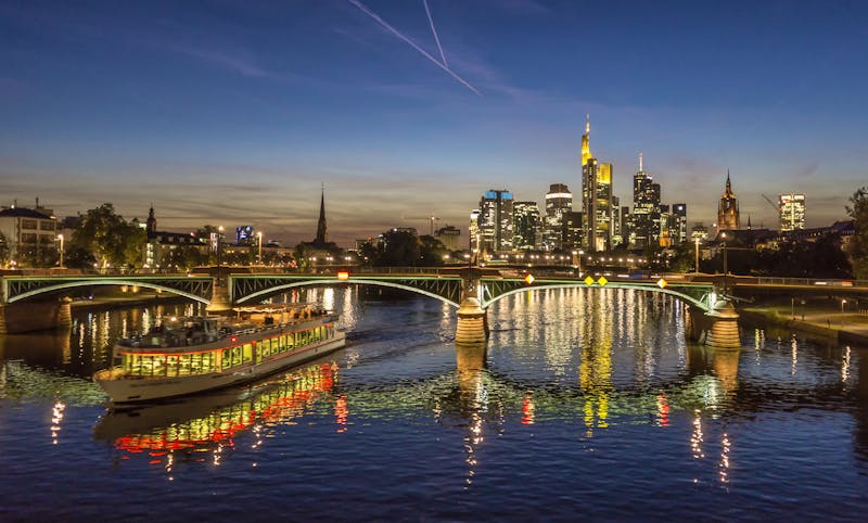 Skyline von Frankfurt/Main am Abend - ©kuegi - stock.adobe.com