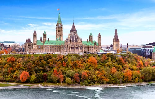 Parlamentshügel in Ottawa zum Indian Summer &ndash; &copy; ©Marius - stock.adobe.com