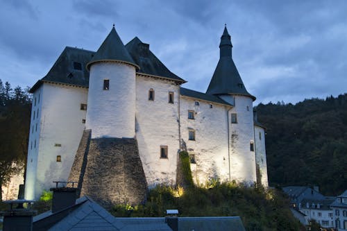 Burg von Clervaux in den Ardennnen in Luxemburg &ndash; &copy; ©Santi Rodríguez - stock.adobe.com