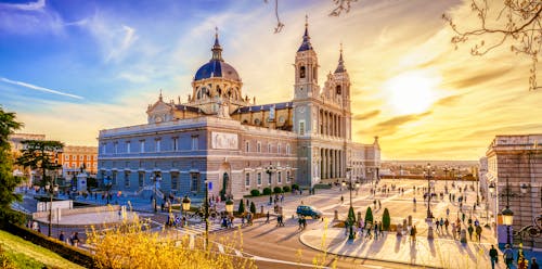 Almudena-Kathedrale in Madrid bei Sonnenuntergang &ndash; &copy; ©LucVi - stock.adobe.com