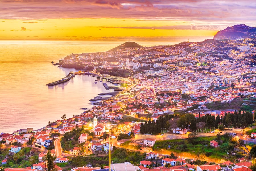 Madeira - Panorama-Blick über Funchal bei Sonnenuntergang – © ©Balate Dorin - stock.adobe.com