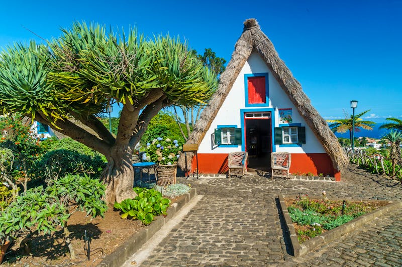 Madeira - traditionelles Haus in Santana - ©©cristiannicula - stock.adobe.com