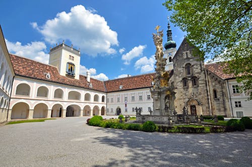 Stift Heiligenkreuz im Wienerwald in Niederösterreich &ndash; &copy; ©photo 5000 - stock.adobe.com