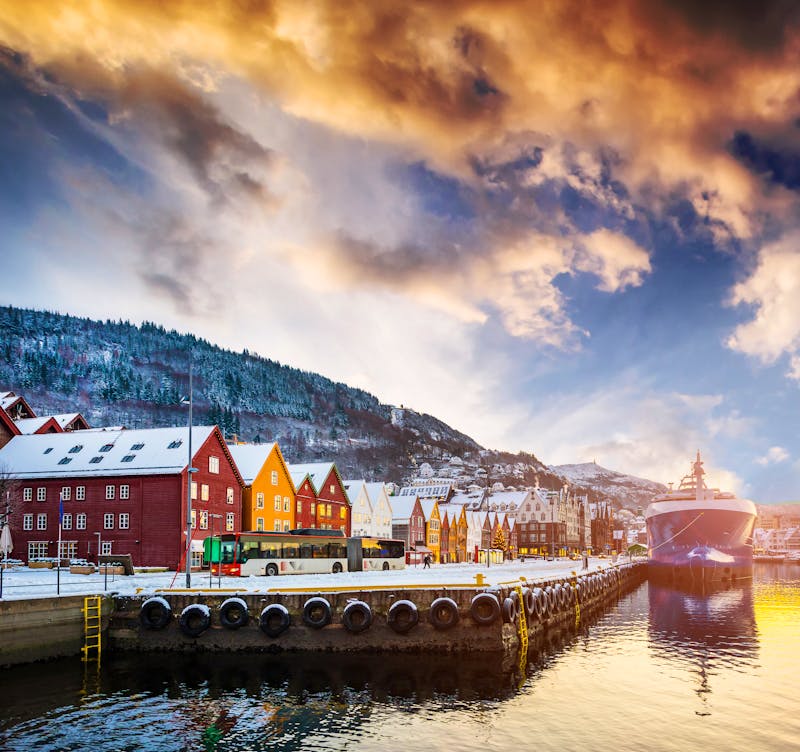 Bergen in Norwegen - Blick auf Bryggen im Winter bei Sonnenuntergang - ©©Alex Green - stock.adobe.com