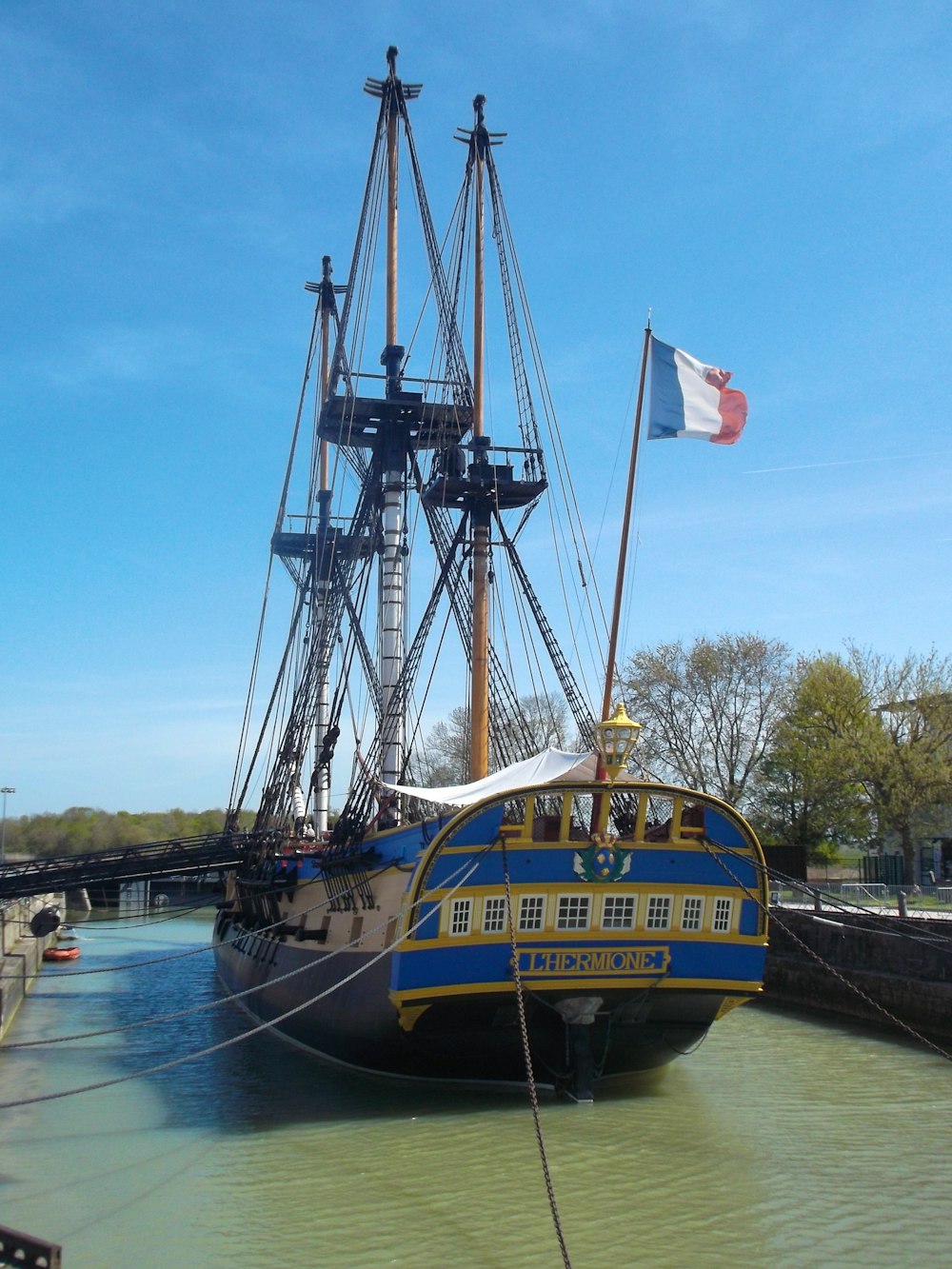 Rochefort – Segelschiff Hermione im Hafenbecken – © Michael Krause