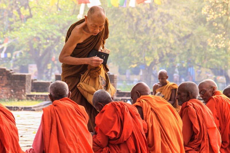 Buddhistische Mönche in Lumbini, Nepal, dem Geburtsort Buddhas - ©©Tanya Hendel - stock.adobe.com