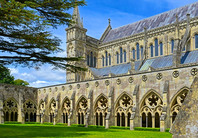 Salisbury Cathedral und Kreuzgang, Wiltshire, Südengland - ©©Annette Schindler - stock.adobe.com