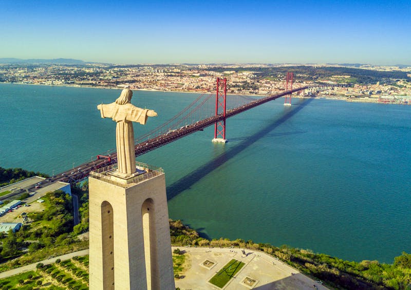 Christus Statue & Brücke des 25. April bei Lissabon  - ©malajscy / www.sopotnicki.com - Adobe Stock