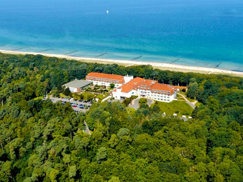 Ostseebad Graal Müritz - Blick auf Küstenwald, Strand und das IFA Hotel &ndash; &copy; 4-Sterne-superior IFA