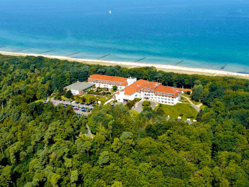 Ostseebad Graal Müritz - Blick auf Küstenwald, Strand und das IFA Hotel – ©4-Sterne-superior IFA