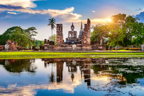 Wat Mahathat Tempel - Sukhothai Historical Park in Thailand &ndash; &copy; tawatchai1990 - stock.adobe.com