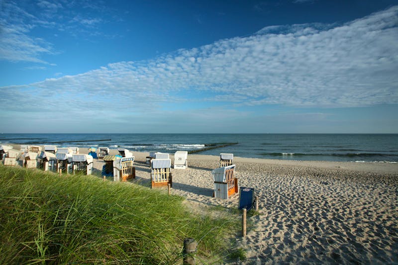 IFA Hotel Graal Müritz and er Ostsee - ´feiner weißer Sandstrand mit Starndkörben – ©IFA Hotel Graal Müritz