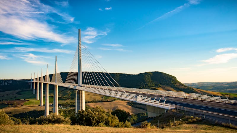 Viaduct von Millau über der Tarnschlucht - ©©FABIEN - stock.adobe.com
