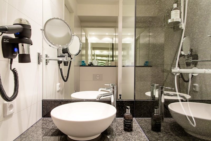 Hotel Motel One Dresden am Zwinger - Badezimmer – ©Hotel Motel One Dresden am Zwinger