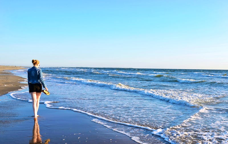 junge Frau spaziert barfuß an der Nordseeküste - ©©Rosalie P. - stock.adobe.com