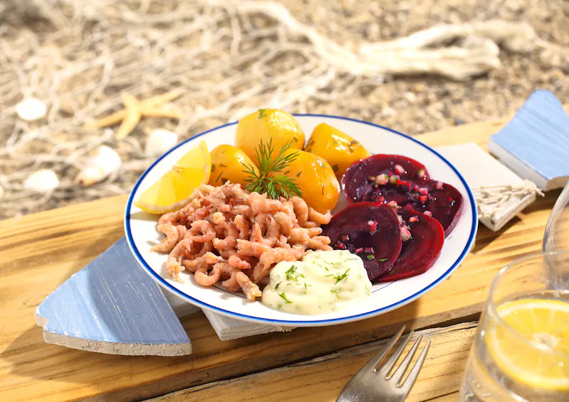 Klassisches Krabben- und rote Beete Menü im Strandrestaurant - &copy;©exclusive-design - stock.adobe.com