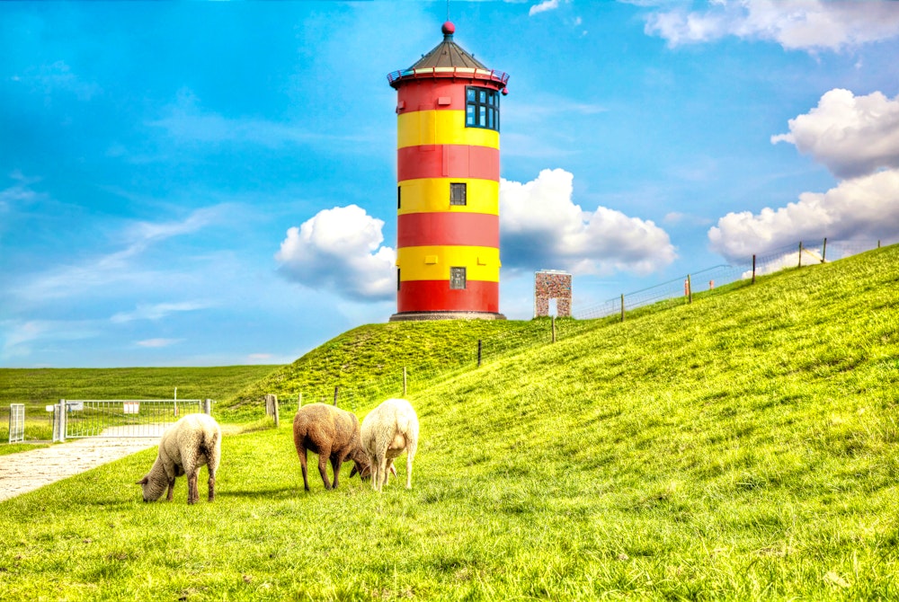 Pilsum Leuchtturm in Ostfriesland – © zaschnaus - stock.adobe.com