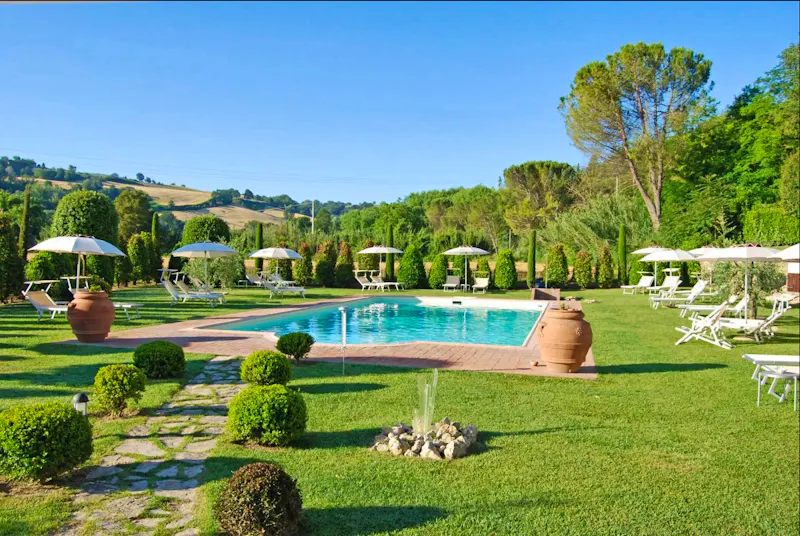Hotelgarten mit Pool im Molino di Foci - &copy;Hotel Molino di Foci