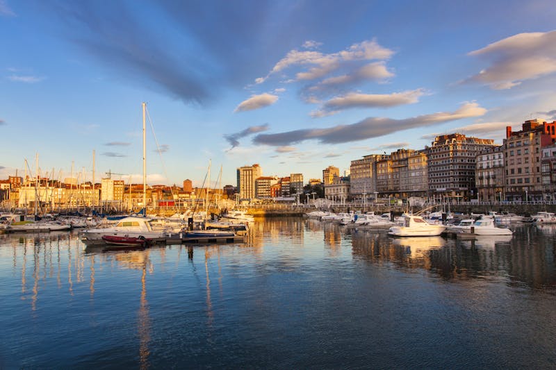 Yachthafen von Gijón - ©lleandralacuerva – Adobe Stock