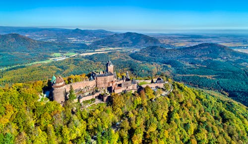 Festung Hohkönigsburg in den Vogesen im Elsass &ndash; &copy; Leonid Andronov - stock.adobe.com