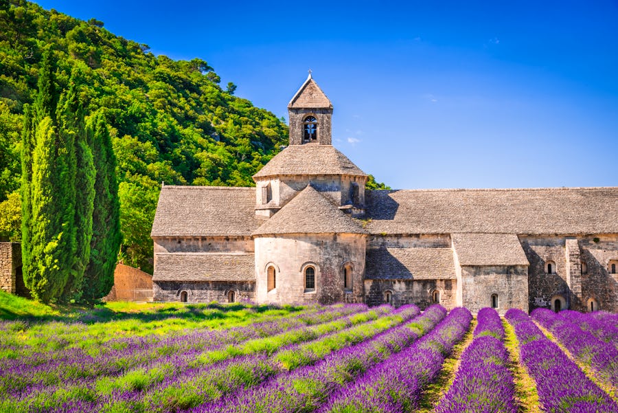 Lavendel vor der Abtei Senanque in der Provence – © cge2010 - stock.adobe.com
