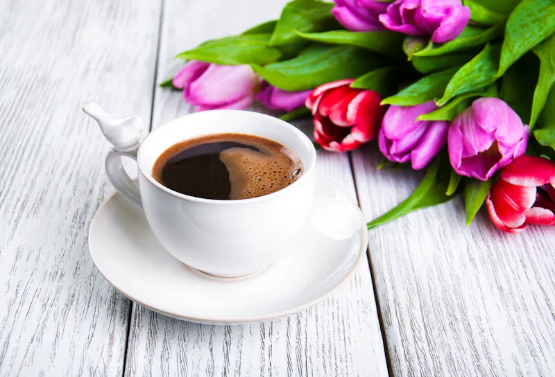Kaffeetrinken und Tulpen - &copy;almaje - stock.adobe.com