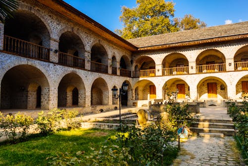 Europäische Architektur in Sheki &ndash; &copy; ©nelen.ru - stock.adobe.com