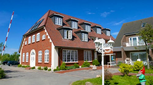 Außenansicht Hotel Neuwarft Ketelsen – © Hotel Neuwarft Ketelsen
