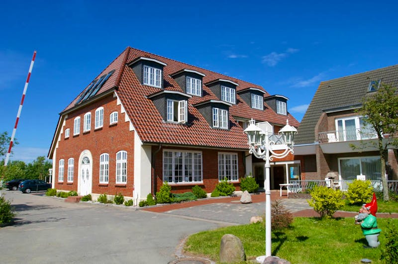 Außenansicht Hotel Neuwarft Ketelsen  - ©Hotel Neuwarft Ketelsen