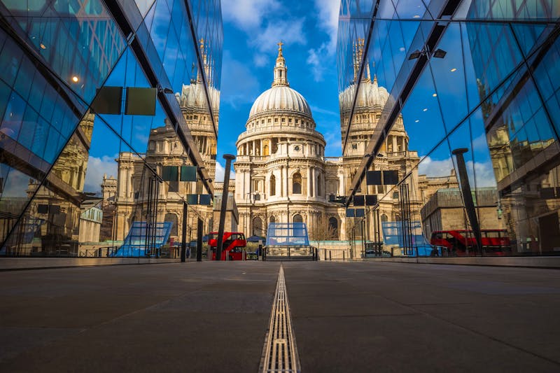 London - St. Paul's Cathedral, Glasfassaden und Doppeldeckerbusse - ©©zgphotography - stock.adobe.com