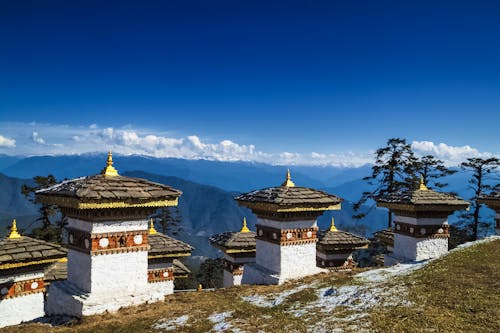Himalaya im Bhutan - buddhistische Chörten auf dem Dochula-Pass in Thimphu &ndash; &copy; ©sunday_morning - stock.adobe.com